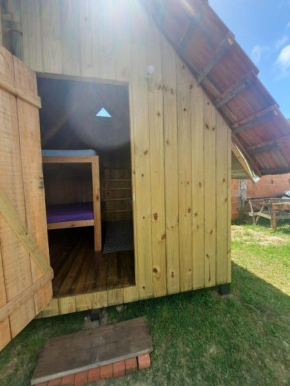 Cabana 2 com Ar condicionado e area de cozinha e banheiro compartilhado a10 minutos do Parque Beto Carreiro e trazer toalhas